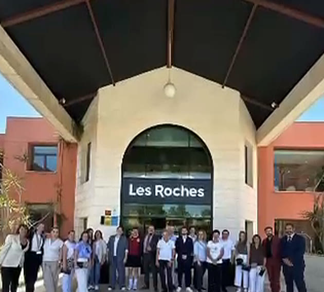 Grupo tras una charla de salud corporativa en Les Roches Marbella